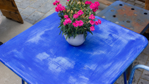 Gartenmöbel in Blau mit einem Blumenkasten obenauf
